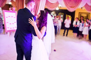 Yeni evliler duman ve pembe lig ile ilk düğün dansı şaşırtıcı