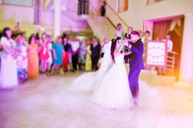 Yeni evliler duman ve pembe lig ile ilk düğün dansı şaşırtıcı