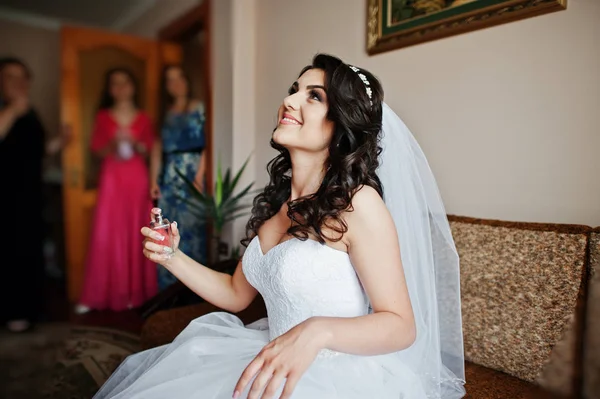 Fiatal barna menyasszony készül a szobáját, esküvői reggel. — Stock Fotó
