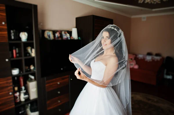 Jovem noiva morena se preparando em seu quarto na manhã do casamento . — Fotografia de Stock