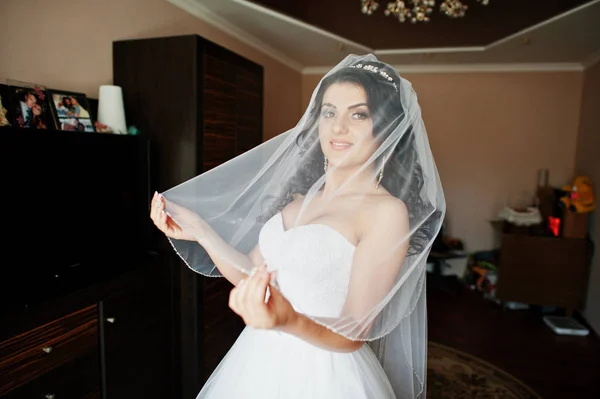 Mladá bruneta nevěsta připravují v jejím pokoji na svatební ráno. — Stock fotografie