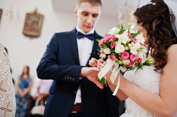 Pasangan pengantin muda bergaya di upacara gereja . — Stok Foto
