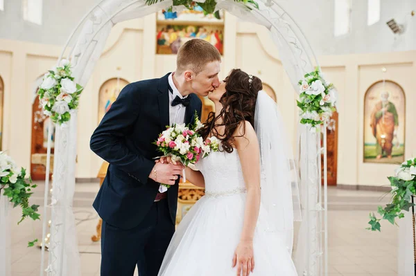 Casal elegante jovem na cerimônia da igreja . — Fotografia de Stock