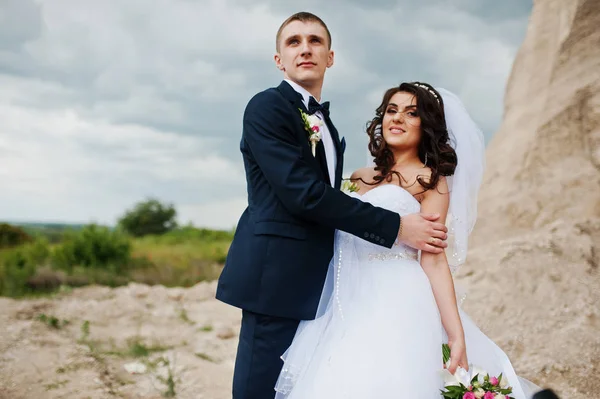 曇り空で砂浜のキャリアに対して若いスタイリッシュな結婚式のカップル. — ストック写真