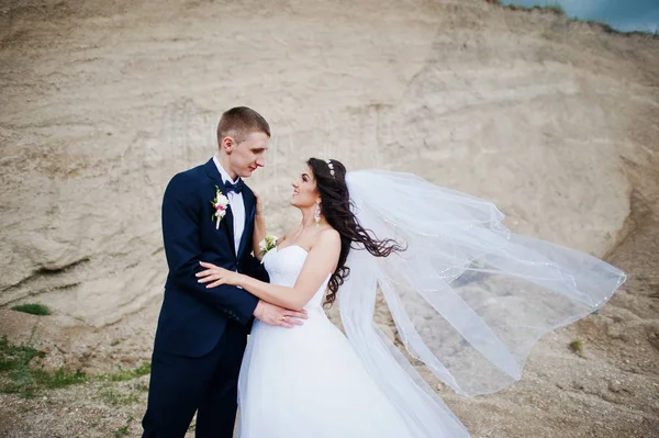 曇り空で砂浜のキャリアに対して若いスタイリッシュな結婚式のカップル. — ストック写真