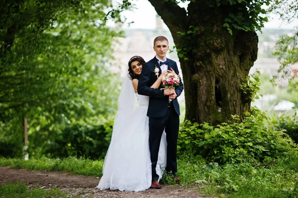 Casal de casamento elegante jovem no amor no parque . — Fotografia de Stock