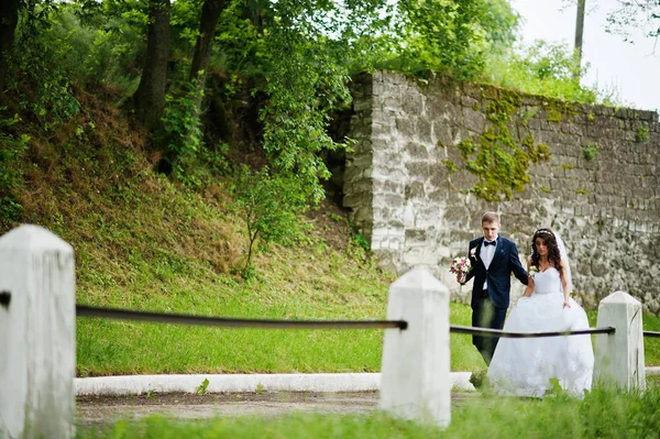 Para młodych stylowy ślub zakochany w parku. — Zdjęcie stockowe