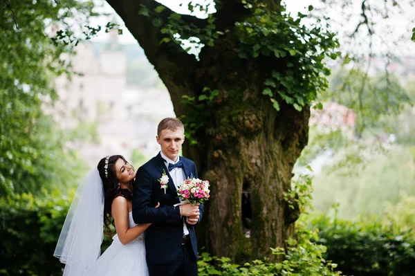 Young stylish wedding couple in love at park. — Stock Photo, Image