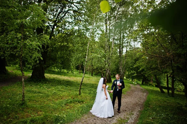 Para młodych stylowy ślub zakochany w parku. — Zdjęcie stockowe