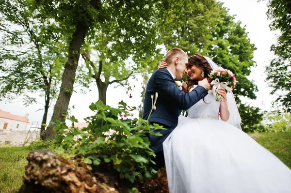 Young stylish wedding couple in love at park. — Stock Photo, Image