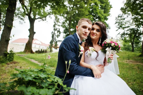 Young stylish wedding couple in love at park. — Stock Photo, Image