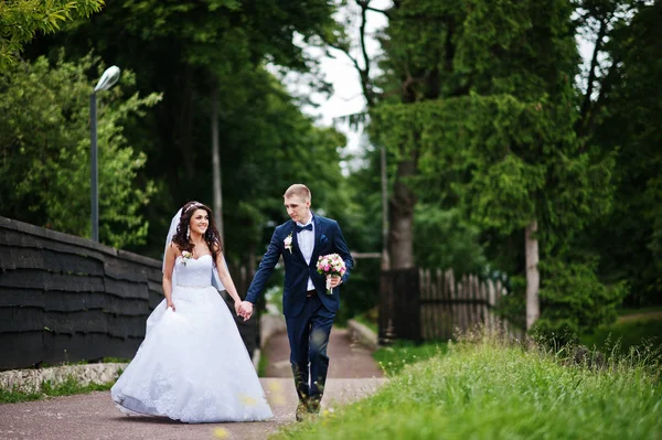 Casal de casamento elegante jovem no amor no parque . — Fotografia de Stock