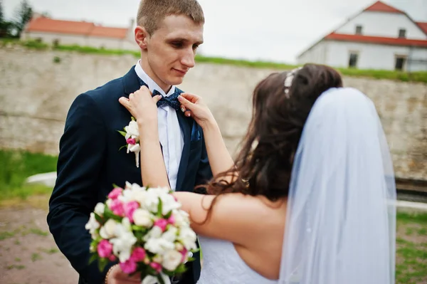 Jonge stijlvolle bruidspaar in liefde op het park. — Stockfoto