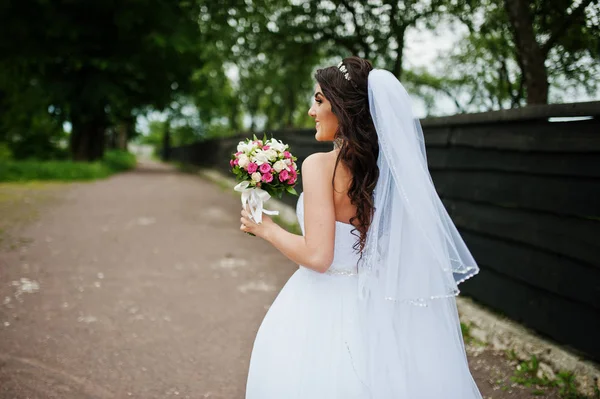 Mladé stylové svatební pár v lásce v parku. — Stock fotografie