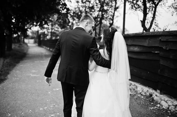 Νέοι Κομψό γαμήλιο ζεύγος στο αγάπη στο πάρκο. Μαύρο και άσπρο ph — Φωτογραφία Αρχείου
