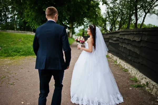 Casal de casamento elegante jovem no amor no parque . — Fotografia de Stock