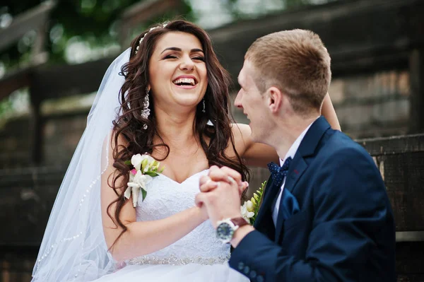 Stylový ženich a nevěsta na dřevěných tribun na jejich svatební den. — Stock fotografie