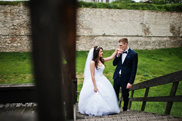 Noivo elegante e noiva no tribuno de madeira no dia do casamento . — Fotografia de Stock