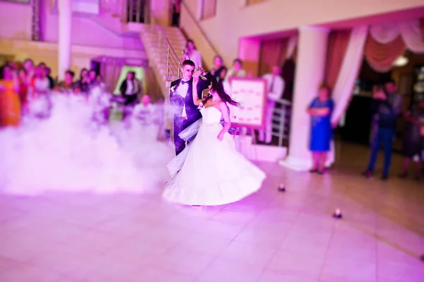 Amazing first wedding dance of newlyweds with smoke and pink lig — Stock Photo, Image