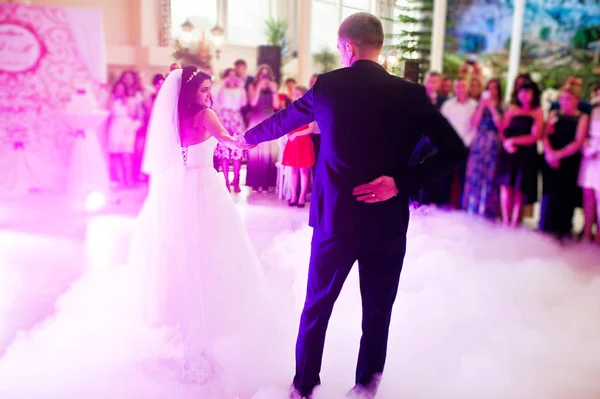 驚くほどの煙とピンクのライトと新婚夫婦の最初の結婚式のダンス — ストック写真