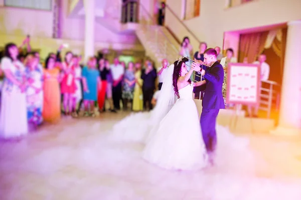 Geweldige eerste huwelijk dans voor pasgetrouwden met rook en roze lig — Stockfoto