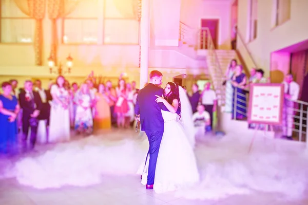 Incrível primeira dança de casamento de recém-casados com fumaça e tampa rosa — Fotografia de Stock