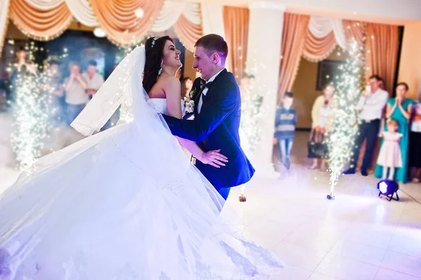 Incroyable première danse de mariage de jeunes mariés avec de la fumée et lig rose — Photo