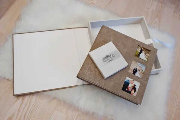 Elegante grijze bruine en witte lederen bruiloft boek of album. — Stockfoto