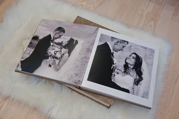 Páginas de fotolivro de casamento ou álbum de casamento no tapete em madeira — Fotografia de Stock