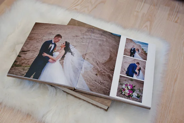 Seiten des Hochzeits-Fotobuchs oder Hochzeitsalbums auf Teppich auf Holz — Stockfoto