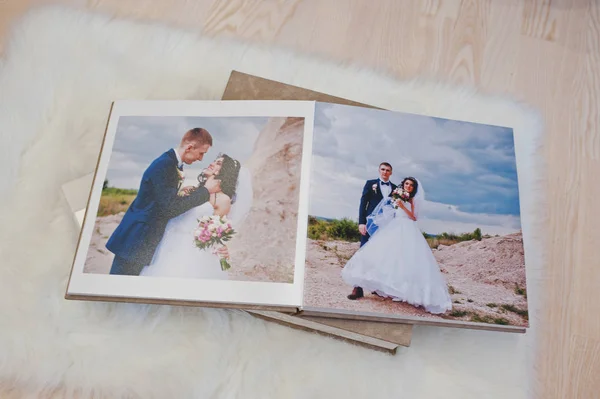 Halaman buku foto pernikahan atau album pernikahan di karpet pada kayu — Stok Foto
