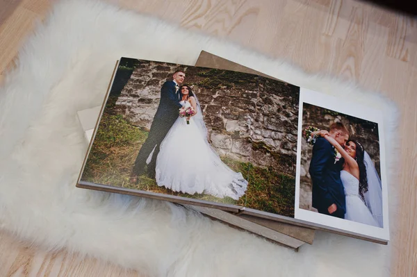 Páginas del álbum de fotos de la boda o de la boda en la alfombra en madera — Foto de Stock