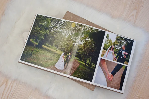 Sidor av bröllop fotobok eller bröllop album på mattan på trä — Stockfoto