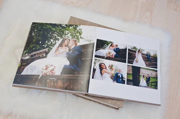 Sidor av bröllop fotobok eller bröllop album på mattan på trä — Stockfoto