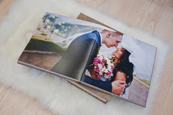 Páginas de fotolivro de casamento ou álbum de casamento no tapete em madeira — Fotografia de Stock