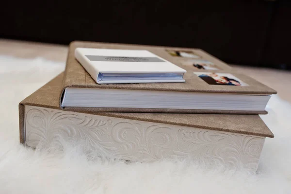 Elegante gris marrón y blanco libro de bodas de cuero o álbum . —  Fotos de Stock