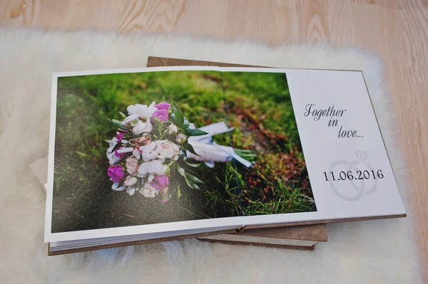 Pagina's van de bruiloft fotoboek of trouwalbum op tapijt op houten — Stockfoto