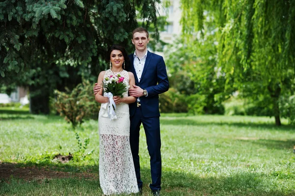 Glücklich stilvolles Liebespaar verliebt im grünen Frühlingshintergrund. — Stockfoto