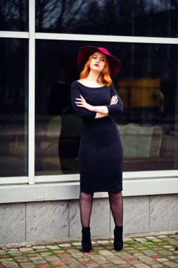 Kırmızı şapka ve siyah elbise w moda kırmızı saçlı kız portresi