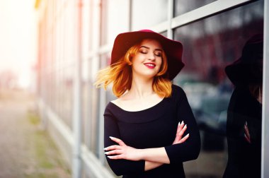 Kırmızı şapka ve siyah elbise w moda kırmızı saçlı kız portresi