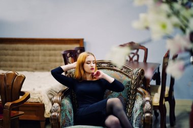 Siyah elbise ile parlak makyaj moda kırmızı saçlı kız aşınma 