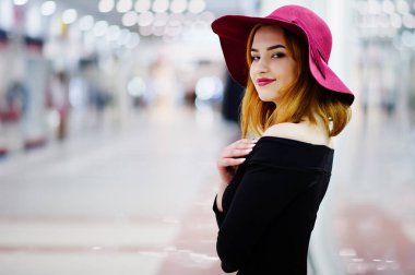 Siyah elbise ve kırmızı şapkasını, yarattığı moda kırmızı saçlı kız giyim