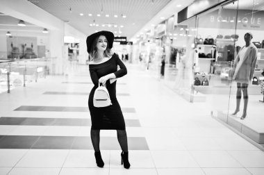 Moda kırmızı saçlı kız giyim siyah elbise ve delikanlı ile kırmızı şapka