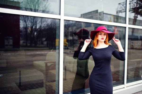 Retrato de moda menina de cabelos vermelhos no chapéu vermelho e vestido preto w — Fotografia de Stock