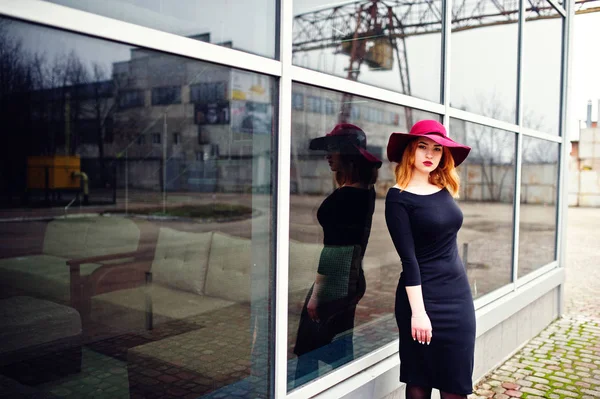 时尚红头发女孩上红色的帽子和黑色礼服 w 的肖像 — 图库照片