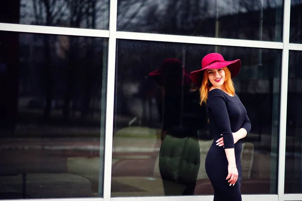 Портрет моди руда волохата дівчина на червоному капелюсі і чорна сукня w — стокове фото
