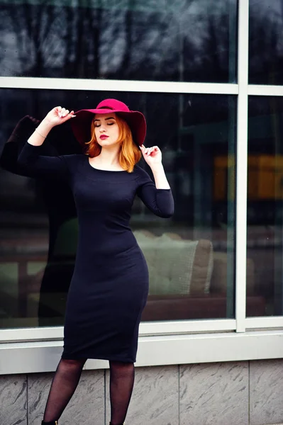 Portrait of fashion red haired girl on red hat and black dress w — Stock Photo, Image