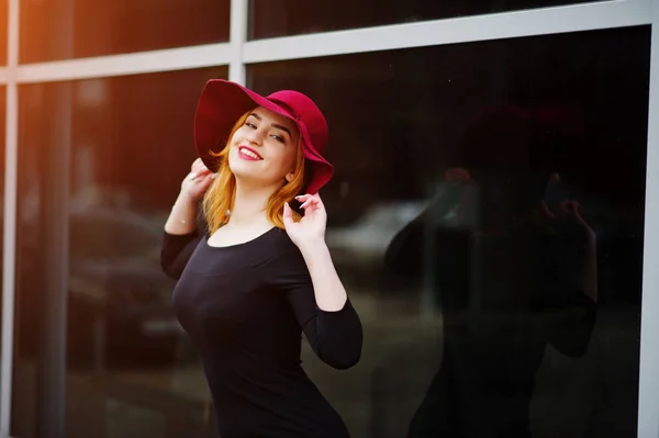 Retrato de moda menina de cabelos vermelhos no chapéu vermelho e vestido preto w — Fotografia de Stock