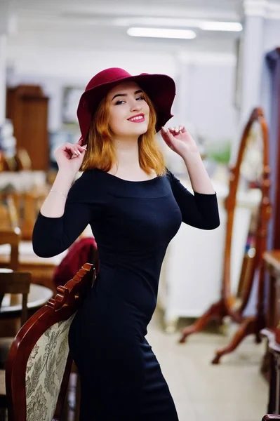 Retrato de moda chica pelirroja en sombrero rojo y vestido negro w —  Fotos de Stock