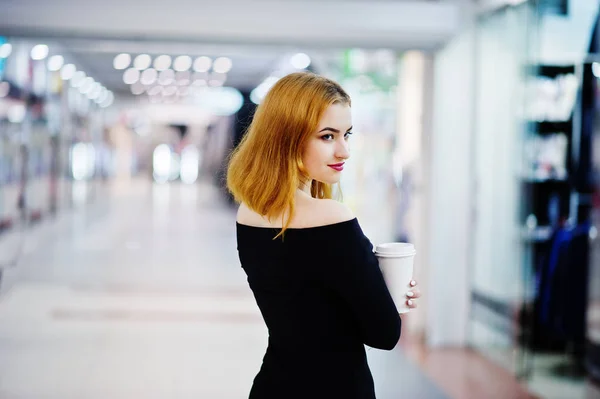 Moda vermelho peludo menina desgaste no vestido preto com brilhante fazer hol — Fotografia de Stock